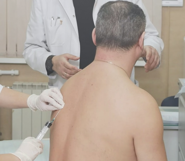 Пациенту делают укол в спину