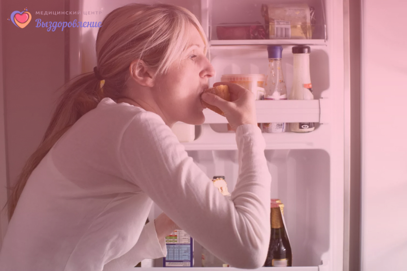 Девушка ест еду с холодильника